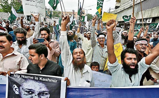 पाकिस्तान में बेचैनी, अनुच्छेद 370 खत्म करने का विरोध, जानें क्या कहा वर्ल्ड मीडिया ने