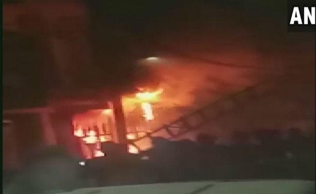 दक्षिणी दिल्ली में भीषण आग, झुलसकर छह की मौत, सीएम केजरीवाल ने किया मुआवजे का ऐलान