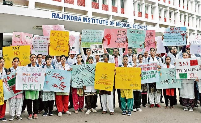 रांची : मरीजों और मेडिकल स्टूडेंट्स में हाथापाई की नौबत, ओपीडी ठप रहने से 1600 मरीज लौटे