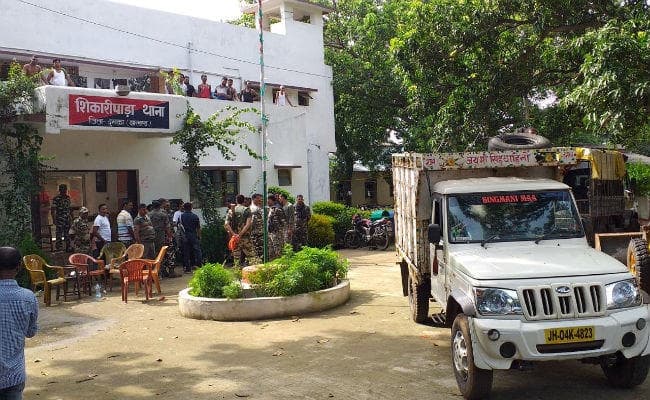 झारखंड : डकैती की योजना बनाते धरे गये अपराधी, एक ने पुलिस क्वाटर में ही फंदे से लटककर कर ली खुदकुशी