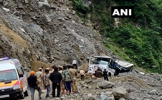 उत्तराखंड: कहीं खाई में गिरी बस तो कहीं आ गिरा बड़ा बोल्डर, 12 की मौत, कई घायल