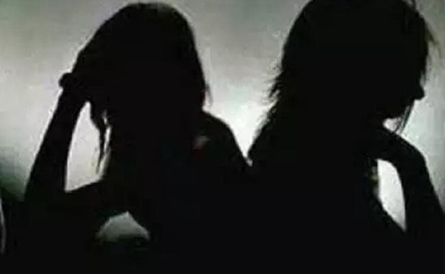 छपरा : आर्केष्ट्रा से असम की 9 लड़कियों को पुलिस ने कराया मुक्त, अश्लील गानों पर डांस के लिए दबाव बनाने का लगाया आरोप