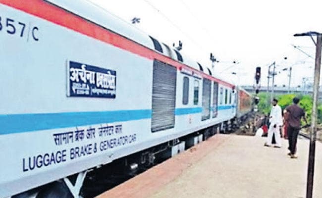 कश्मीर का साइड इफेक्ट : अर्चना एक्सप्रेस में यात्रियों की घटी संख्या, महज 150 यात्री ही गये जम्मू