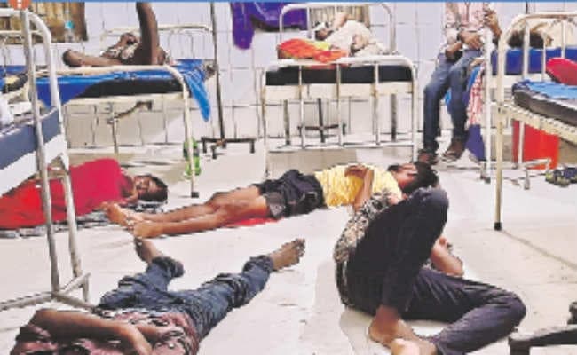 अर्श पर अस्पताल का नाम, रात में गंदे फर्श पर परिजन