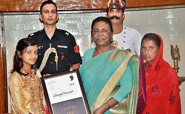 गिरिडीह की चंपा को गवर्नर ने किया सम्मानित