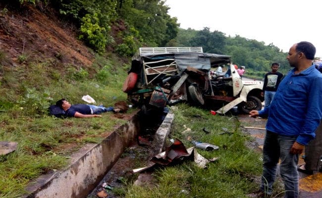 #Jharkhand: घाटी के तीखे मोड़ पर जीप-ट्रक में भीषण टक्कर, जीप चालक समेत दो की दर्दनाक मौत