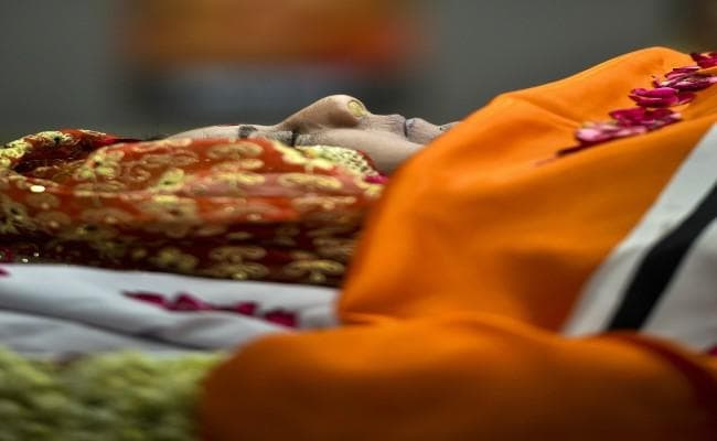 #AlvidaSushmaSwaraj : पंचतत्व में विलीन हुईं सुषमा स्वराज, बेटी बांसुरी ने दी मुखाग्नि