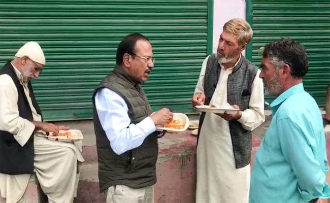 IN PICS : डोभाल ने किया दक्षिण कश्मीर का दौरा, पगडंडी पर स्थानीय लोगों के साथ खाया खाना