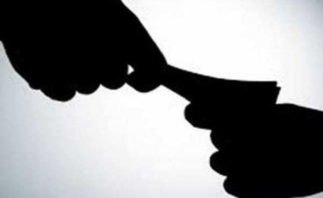 बिहार : एसडीओ कार्यालय में कार्यरत पेशकार 25 हजार रुपये रिश्वत लेते गिरफ्तार