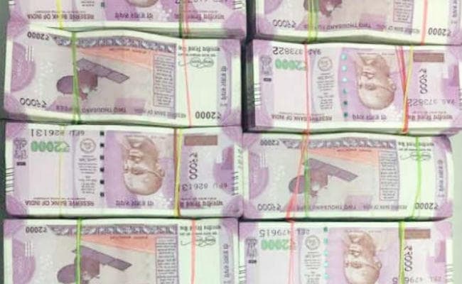 मथुरा के एक मकान में तीन युवक छाप रहे थे 500 और 2000 के नकली नोट, गिरफ्तार