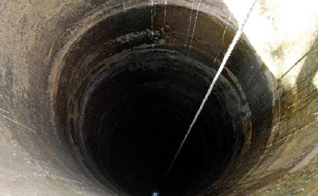 कुंए में गिरी गाय को बचाने उतरा युवक और फिर...