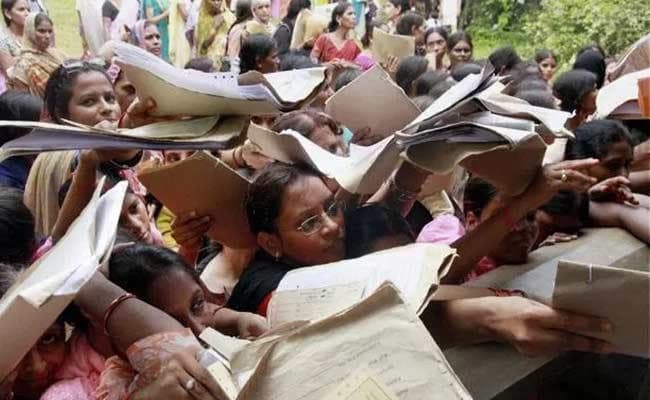 परीक्षा पास करने के बाद भी 12 वर्ष से भटक रहीं महिलाएं