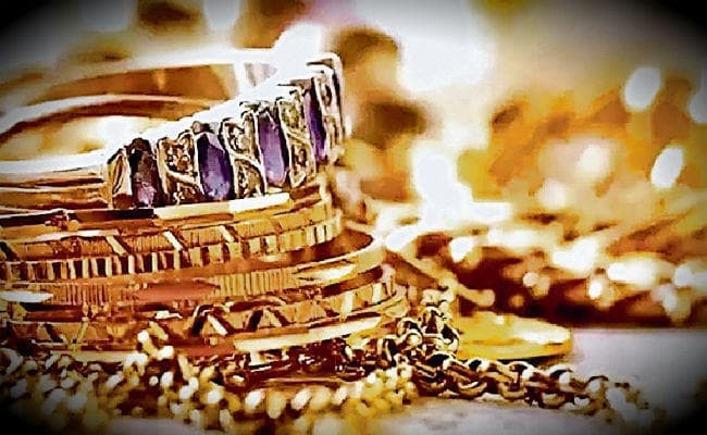 पटना : एयरपोर्ट से 15 लाख के सोने के साथ रोकी गयी महिला, आयकर विभाग की टीम कर रही जांच