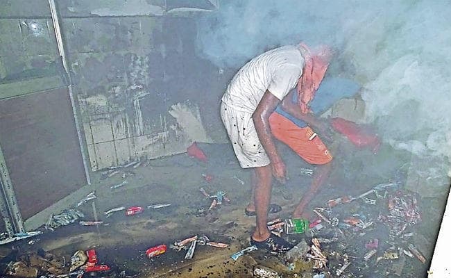 समस्तीपुर : सदर अस्पताल के स्टोर रूम में लगी आग, मची भगदड़‍, गेट का ताला तोड़ कर निकाले गये मरीज