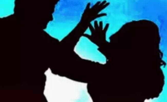 नयी दिल्ली से रांची आ रही है युवती से टीटीई और पैंट्रीकार के स्टॉफ ने नशीली आइस्क्रीम खिलाकर की छेड़खानी