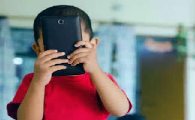 बच्चों को रखें स्मार्ट फोन से दूर, मन और शरीर पर पड़ रहा प्रतिकूल प्रभाव, बौद्धिक विकास के लिए भी घातक