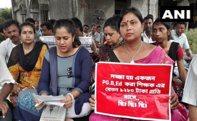 पश्चिम बंगाल: विभिन्न मांगो को लेकर राज्य के शिक्षण-गैर शिक्षण कर्मचारी अनिश्चितकालीन हड़ताल पर
