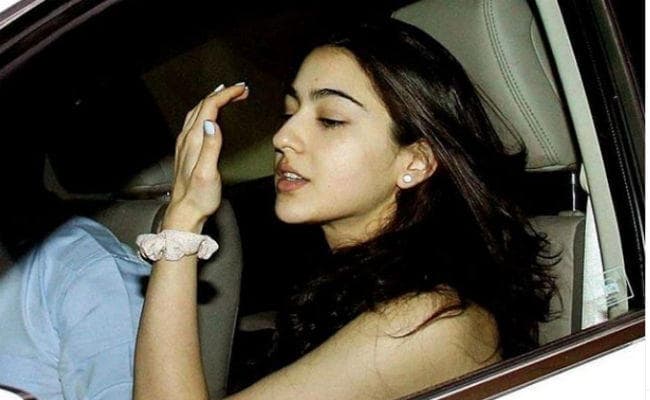 सारा अली खान की तसवीरें देख ऋषि कपूर ने किया ट्वीट, बोले - एयरपोर्ट पर सेलेब्‍स को...