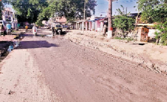 नाला निर्माण होने से बर्बाद हो रहीं सड़कें