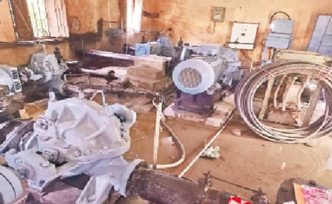 दो दिनों से बूंद-बूंद पानी के लिए तरस रहे लोग