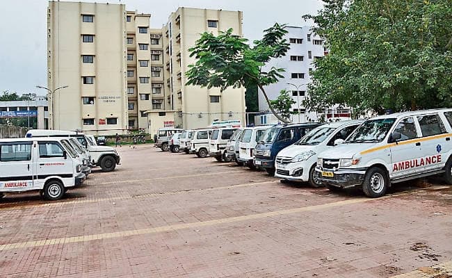 रांची : मरीजों को फंसाने के लिए निजी अस्पतालों ने रिम्स परिसर में तैनात कर रखी हैं एंबुलेंस