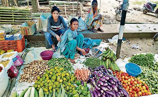 रांची :फुटबॉल में नाम कमाने का था जुनून, मजबूरी में बेच रहीं सब्जी