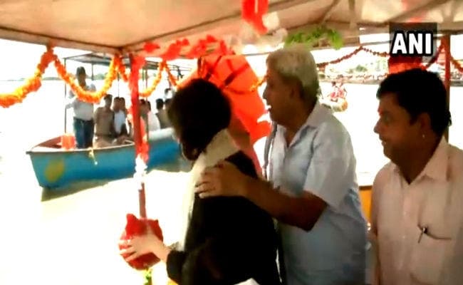 पूर्व विदेश मंत्री सुषमा स्वराज की अस्थियां गंगा में प्रवाहित, बेटी बांसुरी ने हापुड़ में रीति-रिवाज से किया विसर्जन