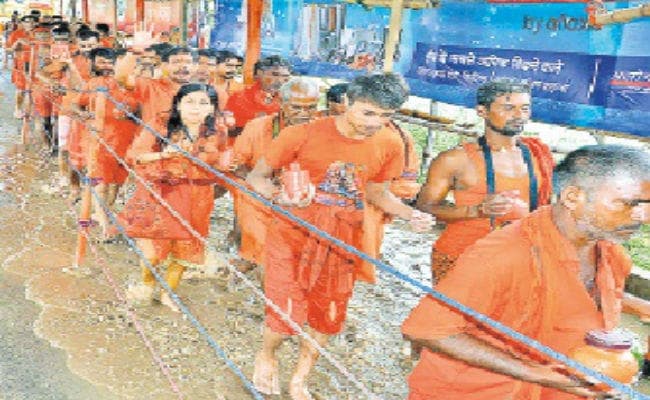 सावन की फुहार में बढ़ते रहे कदम  झूमते हुए बाबाधाम पहुंचे कांवरिये