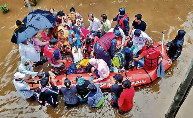 बिहार में इंतजार, झारखंड में भारी बारिश, बंगाल में बाढ़ जैसे हालात