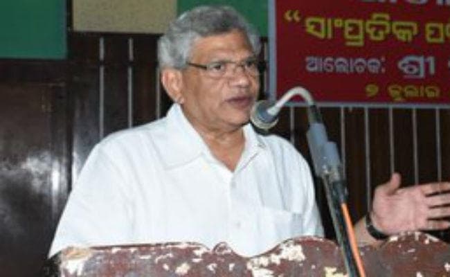 श्रीनगर हवाईअड्डे पर वाम नेता सीताराम येचुरी को लिया गया हिरासत में