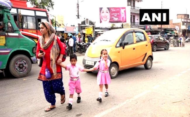 जम्मू-कश्मीर: सामान्य हो रहे घाटी के हालात, स्कूल खुले, सड़कों पर दिखी लोगों की चहलकदमी