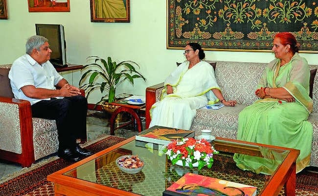 मुख्यमंत्री ममता बनर्जी ने की राज्यपाल जगदीप धनखड़ से मुलाकात