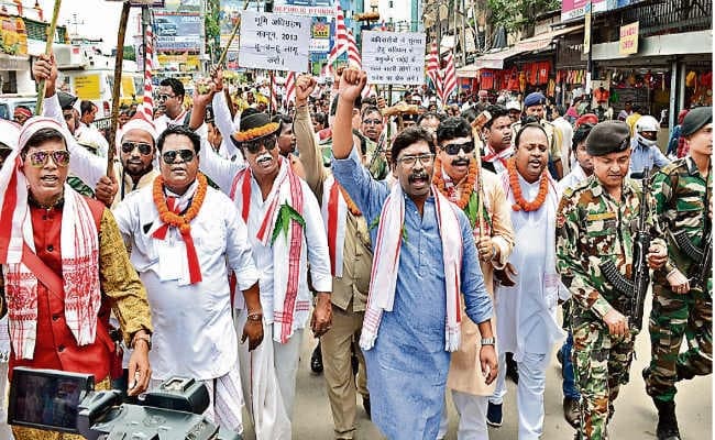 विश्व आदिवासी दिवस : सांस्कृतिक मार्च निकाल बुलंद की अपने हक की आवाज