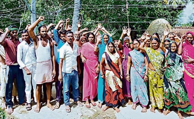 16 केवी का ट्रांसफाॅर्मर व तार बदलने के लिए प्रदर्शन