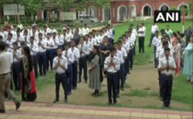 Article 370 : जम्मू-कश्मीर में सामान्य हो रहा है जनजीवन, स्कूल खुले, मस्जिदों में अदा की गयी नमाज