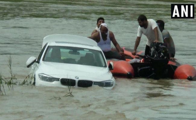 हरियाणा: युवक ने अपनी बीएमडब्ल्यू कार नदी में बहा दी, वजह काफी हैरान करने वाली है
