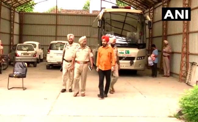 पाकिस्तान का एक और बौखलाहट भरा कदम, समझौता एक्सप्रेस के बाद अब लाहौर बस सेवा को भी किया बंद पाकिस्तान का एक और बौखलाहट भरा कदम, समझौता एक्सप्रेस के बाद अब लाहौर बस सेवा को भी किया बंद