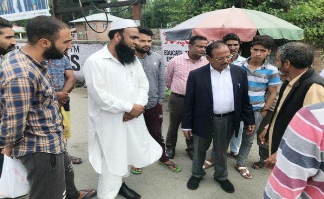 शोपिंया के बाद अनंतनाग की गलियों में डोभाल, मवेशी कारोबारियों और स्थानीय लोगों से की बातचीत
