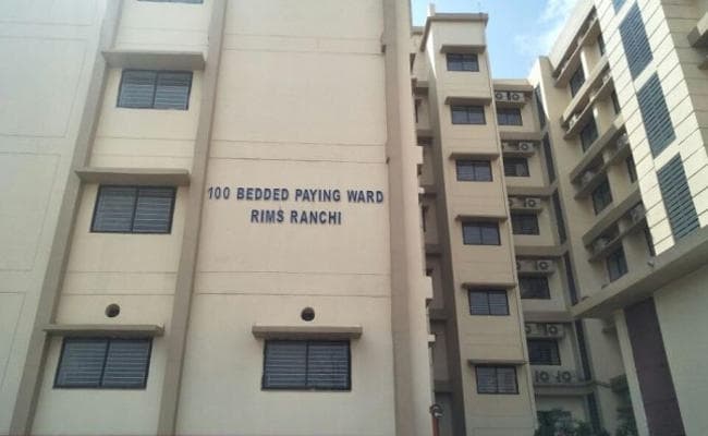 Jharkhand : रिम्स में लालू यादव से मिले झामुमो सुप्रीमो हेमंत सोरेन