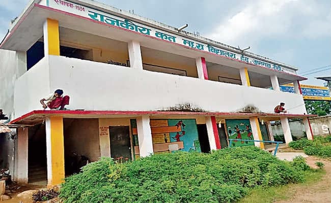 छात्रों से ही स्कूल भवन का करा रहे रंग-रोगन