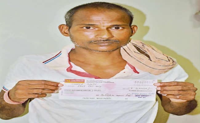 अफसरों ने चेक पर मलिक की जगह माली लिखा, अब मुआवजा राशि के लिए अंचल कार्यालय, सचिवालय थाने का लगा रहे चक्कर