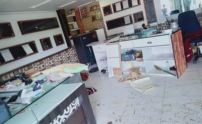 रामगढ़ में दो दुकानों से 20 लाख रुपये के सामानों की चोरी, इलाहाबाद बैंक के कैमरा को किया क्षतिग्रस्त