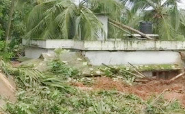 भूस्खलन से केरल के दो गांव मिट्टी के टीले में तब्दील, सुपारी के पेड़ बयां कर रहे बर्बादी का मंजर