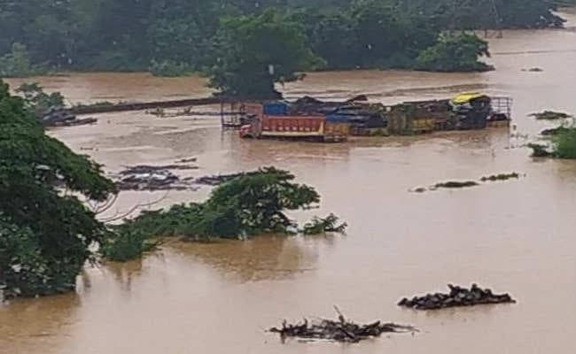 बाढ़ का कहर : केरल से गुजरात तक हाहाकार, दो सौ के करीब पहुंचा मौत का आंकड़ा