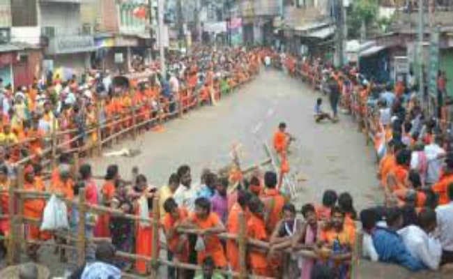 सावन की अंतिम सोमवारी आज, रात से ही कतार में लगे भक्त