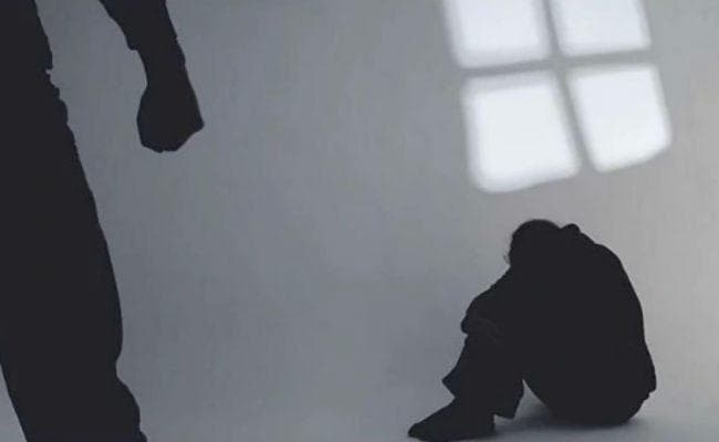 मकान की मरम्मत में भी रंगदारी के लिए धमकी देने का आरोप