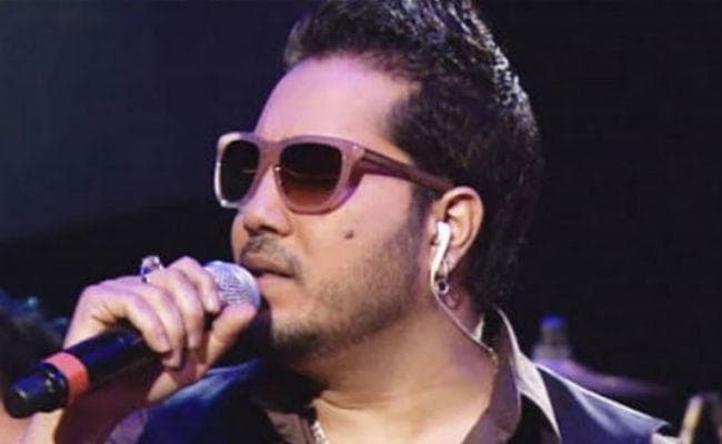 कराची में शादी समारोह में मीका सिंह ने दी प्रस्तुति, भड़का विवाद