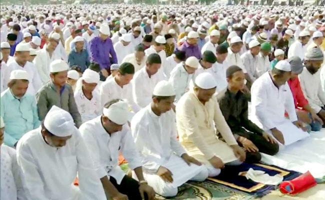 बकरीद पर कड़ी सुरक्षा व्यवस्था के बीच अकीदतमंदों ने पढ़ी नमाज, नेताओं ने दी बधाई, …पढ़ें किसने क्या कहा?