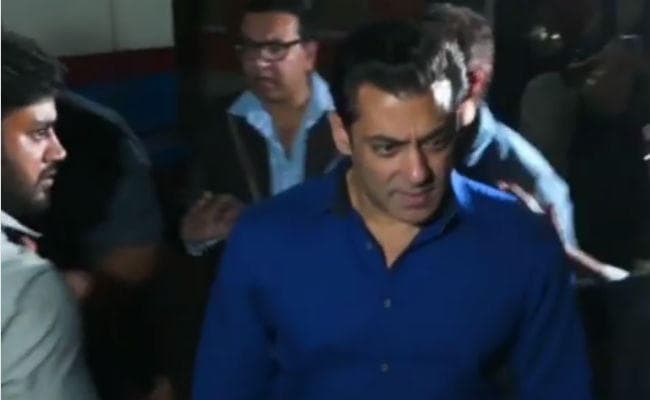 एक फीमेल फैन ने जब खींचा सलमान खान का हाथ तो ऐसा था ''सुल्‍तान'' का रियेक्‍शन, VIDEO