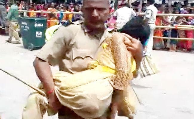 लखीसराय : अशोक धाम मंदिर में भगदड़ से वृद्ध श्रद्धालु की मौत, कई श्रद्धालु हुए घायल
